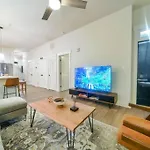 New Stylish Getaway- 5 Mil To Uptown/3 Smart Tvs! Apartment *