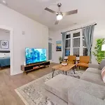 Apartment New Stylish Getaway- 5 Mil To Uptown/3 Smart Tvs!