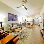 New Stylish Getaway- 5 Mil To Uptown/3 Smart Tvs! Apartment Charlotte