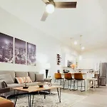 New Stylish Getaway- 5 Mil To Uptown/3 Smart Tvs! Apartment *