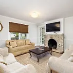 Walking Distance To Restaurants Bars And Breweries Holiday home
