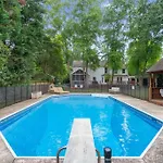 Cozy Home W/ Pool + Baby Gear In Prime Area