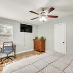 Holiday home Updated W/ Yard ~ 3 Mi To Uptown! Charlotte