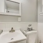 Holiday home Updated W/ Yard ~ 3 Mi To Uptown! *