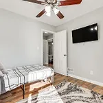 Updated W/ Yard ~ 3 Mi To Uptown! Holiday home