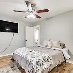 Holiday home Updated W/ Yard ~ 3 Mi To Uptown!