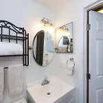 Middle Of Uptown Peaceful Living Apartment *