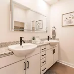 Charming Cozy With Wi-fi & Free Parking Charlotte
