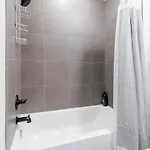 Charming Cozy With Wi-fi & Free Parking Apartment *
