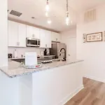 Charming Cozy With Wi-fi & Free Parking Apartment Charlotte