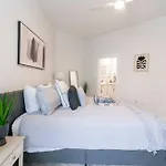 Apartment Charming Cozy With Wi-fi & Free Parking *