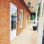 Cozy One Bedroom King Suite-- Walking Distance To Uptown And Restaurants