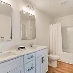 Charming Townhome: 6 Mi To Downtown! Holiday home Charlotte