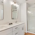 Holiday home Charming Townhome: 6 Mi To Downtown! Charlotte