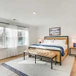 Holiday home Charming Townhome: 6 Mi To Downtown! Charlotte