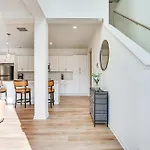 Holiday home Charming Townhome: 6 Mi To Downtown! *