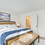 Charming Townhome: 6 Mi To Downtown!