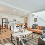 Charming Townhome: 6 Mi To Downtown! Holiday home