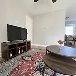 Gated 2br I 5 Min Uptown *
