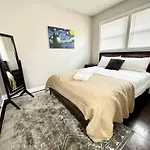5 Min Uptown I Fast Wi-fi & Private Patio