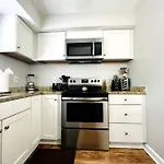 Condo 5 Min Uptown I Fast Wi-Fi & Private Patio