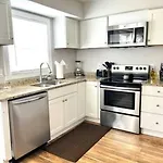 5 Min Uptown I Fast Wi-fi & Private Patio Apartment *