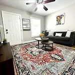 Apartment 5 Min Uptown I Fast Wi-fi & Private Patio *