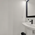 Holiday home 406 Katonah Amazing Location Rooftop Patio Views And A Gym