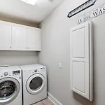 Uptown Luxe W King Suite & Hot Tub Sleeps 20