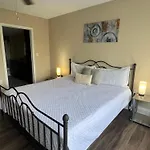 Spacious 2 Bed, 2 Bath Uptown Gem In The Heart Of The City-parking-wi-fi-balcony-walk To Boa Stadium Apartment *