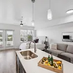Premium And At Midtown 205 In Apartment *