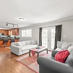 Charming, Cozy Close To Uptown, Airport & Whitewater Center Holiday home *