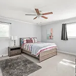 Holiday home Charming, Cozy Close To Uptown, Airport & Whitewater Center