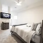 Luxury Wifi, Gym, Pool, Shops & Food! Unit 329 Apartment