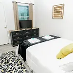Holiday home 3 Bedroom Townhome Minutes To Uptown