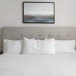 Apartment Landing Modern With Amazing Amenities *