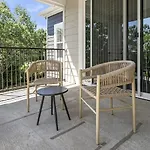 Landing Modern Apartment With Amazing Amenities