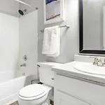 Landing - Modern With Amazing Amenities *