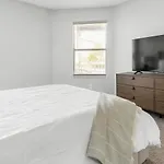 Landing - Modern With Amazing Amenities Charlotte