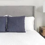Landing Modern With Amazing Amenities Apartment