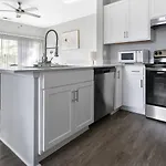 Landing Modern Apartment With Amazing Amenities