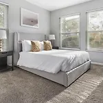 Landing Modern Apartment With Amazing Amenities