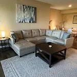 Spacious 2 Bed, 2 Bath Uptown Gem In The Heart Of The City-parking-wi-fi-balcony-walk To Boa Stadium Apartment *