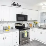 Cozy Home, 10 Minutes Away From Downtown Villa Charlotte