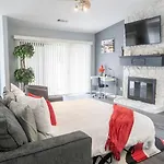 Cozy Home, 10 Minutes Away From Downtown *