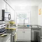 Cozy Home, 10 Minutes Away From Downtown
