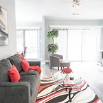 Cozy Home, 10 Minutes Away From Downtown Villa *