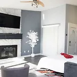 Cozy Home, 10 Minutes Away From Downtown Villa *