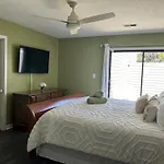 Cozy Home, 10 Minutes Away From Downtown