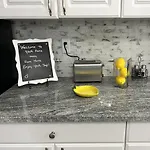Cozy Home, 10 Minutes Away From Downtown Villa *